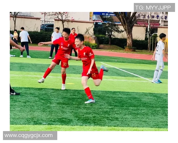 足球明星与女儿们的温馨时光：亲情与梦想的交织之旅